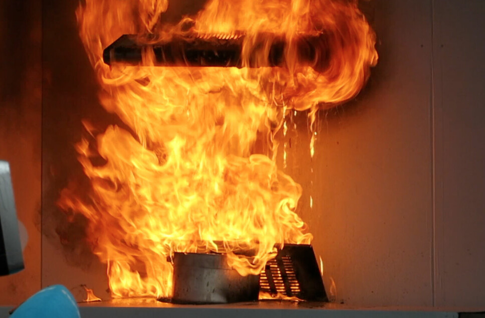 Et branntilløp på komfyren kan fort smitte over til kjøkkenvifta og luftekanalen. Er disse fulle av fettrester, kan brannen spre seg raskt og voldsomt til andre deler av boligen.