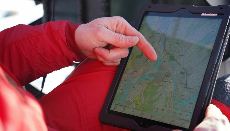 HemsXw: Sirkelen på kartet viser en registrert droneflygning. Ved å trykke på sirkelen får piloten opp nøyaktig informasjon om dronens posisjon, og kan til og med sende en direktemelding til droneoperatøren. HemsXw: Sirkelen på kartet viser en registrert droneflygning. Ved å trykke på sirkelen får piloten opp nøyaktig informasjon om dronens posisjon, og kan til og med sende en direktemelding til droneoperatøren.