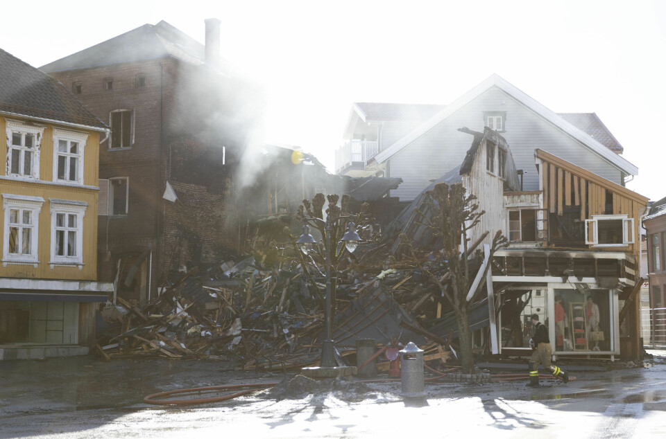 Til sammen tre bygg ble rammet av brannen i trehusbebyggelsen i Kragerø 25. februar. Ett av husene ble revet for å få kontroll på brannen. Foto: Hanna Johre/NTB
