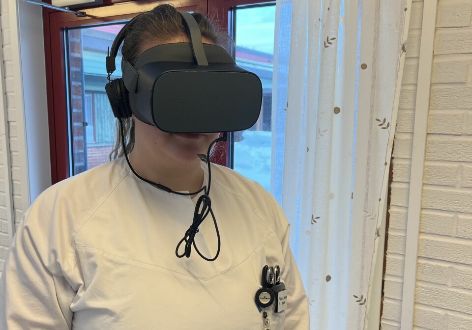 Marte Amundsen får opplæring med VR-briller.