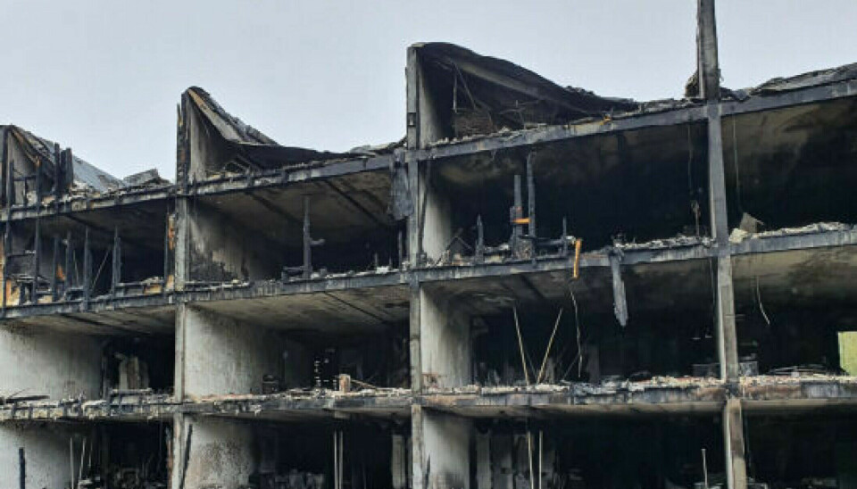 Her står restene etter boligblokken i Arna som ble totalskadd i brannen natt til 7. august 2021. Foto: Her står restene etter boligblokken i Arna som ble totalskadd i brannen natt til 7. august 2021. Foto: