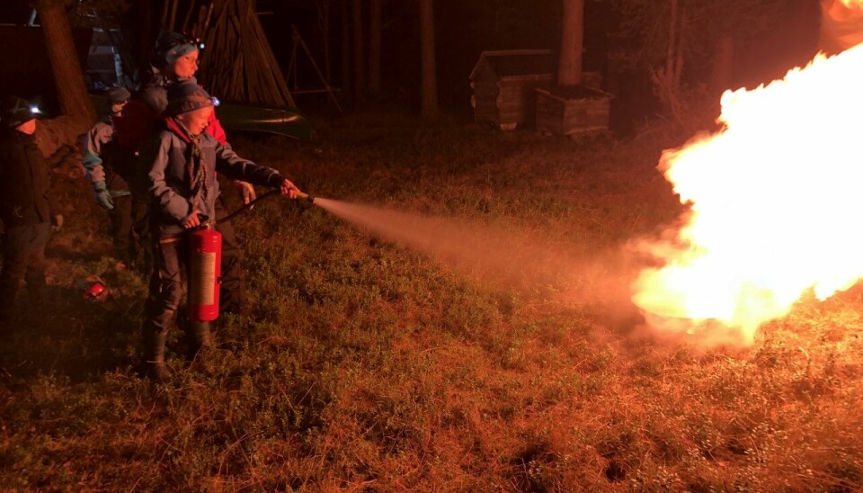 Fyll fyr: Barna synes det er litt skummelt med så stor flamme. Fyll fyr: Barna synes det er litt skummelt med så stor flamme.