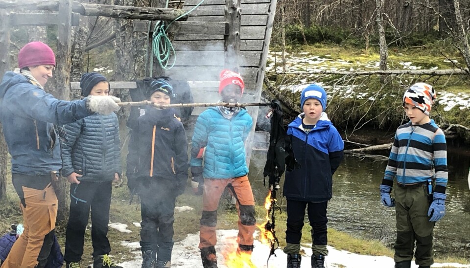 Småspeiderne med tilsvarende opplegg i fjor: I år var de så opptatt og engasjert at de glemte å ta bilder. Trude Tokle, speiderleder i Lesja speidergruppe, holder pinnen med klær. Småspeiderne med tilsvarende opplegg i fjor: I år var de så opptatt og engasjert at de glemte å ta bilder. Trude Tokle, speiderleder i Lesja speidergruppe, holder pinnen med klær.