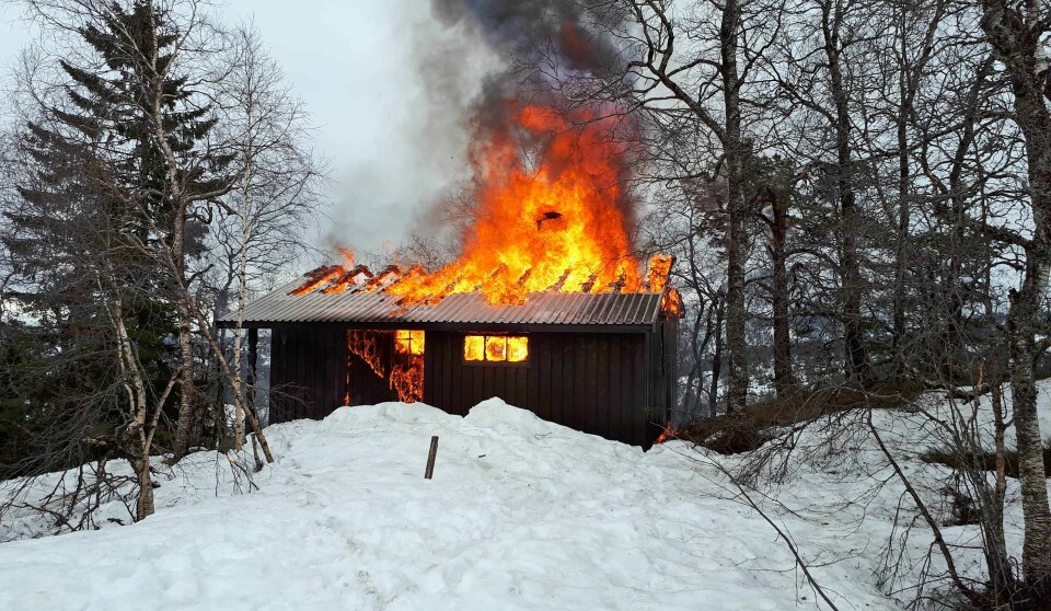 Brannvernforeningen anbefaler folk å teste at røykvarsleren fungerer hver gang man tar i bruk hytta.