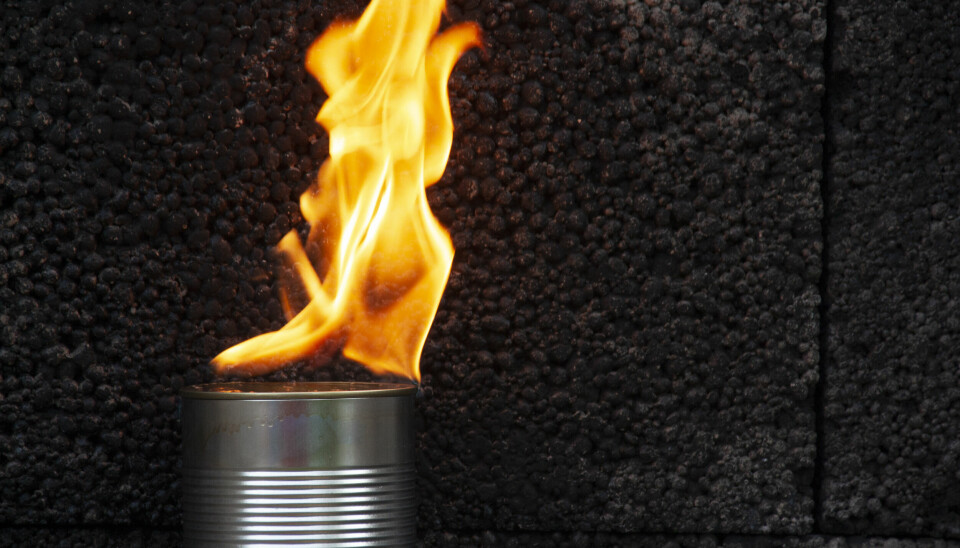 Bilde 1. Bensin brenner i en blikkboks. Man ser tydelig mellomrommet mellom flammen og væskespeilet. Bilde 1. Bensin brenner i en blikkboks. Man ser tydelig mellomrommet mellom flammen og væskespeilet.