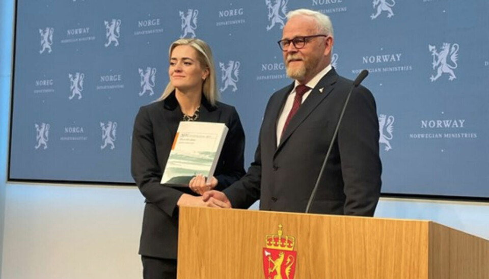 Justis- og beredskapsminister Emilie Enger Mehl (t.v.) mottar Totalberedskapskommisjonens rapport av kommisjonsleder Harald Sunde.