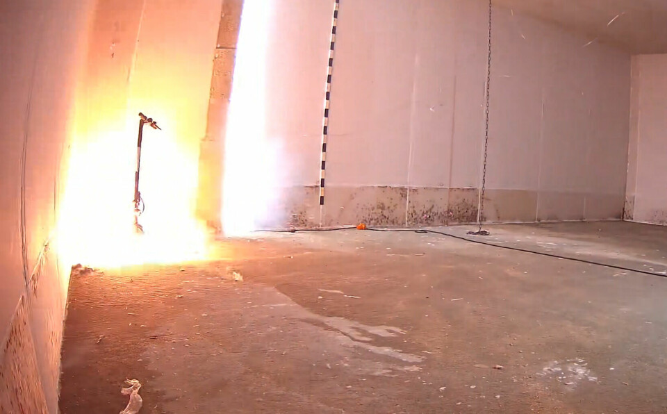 Brennende battericeller ble kastet helt til andre sida av rommet da RISE Fire Research utførte forsøk på brann i elsparkesykler.