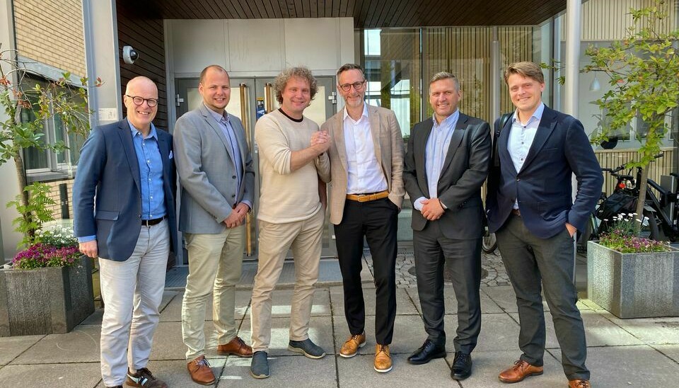 F.v fra Carl W. Barth (SVP EMEA Sales RAYVN), Erik Skaara (Chief Business Development and Co-founder RAYVN), Henrik von Schlanbusch (Chief Product Officer and Co-founder), Trond Winther (CEO Proactima), Ivar Lunde (Head of Emergency and Crisis Management Proactima) og Stian Hetlevik (Head of Digital Solutions Proactima). F.v fra Carl W. Barth (SVP EMEA Sales RAYVN), Erik Skaara (Chief Business Development and Co-founder RAYVN), Henrik von Schlanbusch (Chief Product Officer and Co-founder), Trond Winther (CEO Proactima), Ivar Lunde (Head of Emergency and Crisis Management Proactima) og Stian Hetlevik (Head of Digital Solutions Proactima).