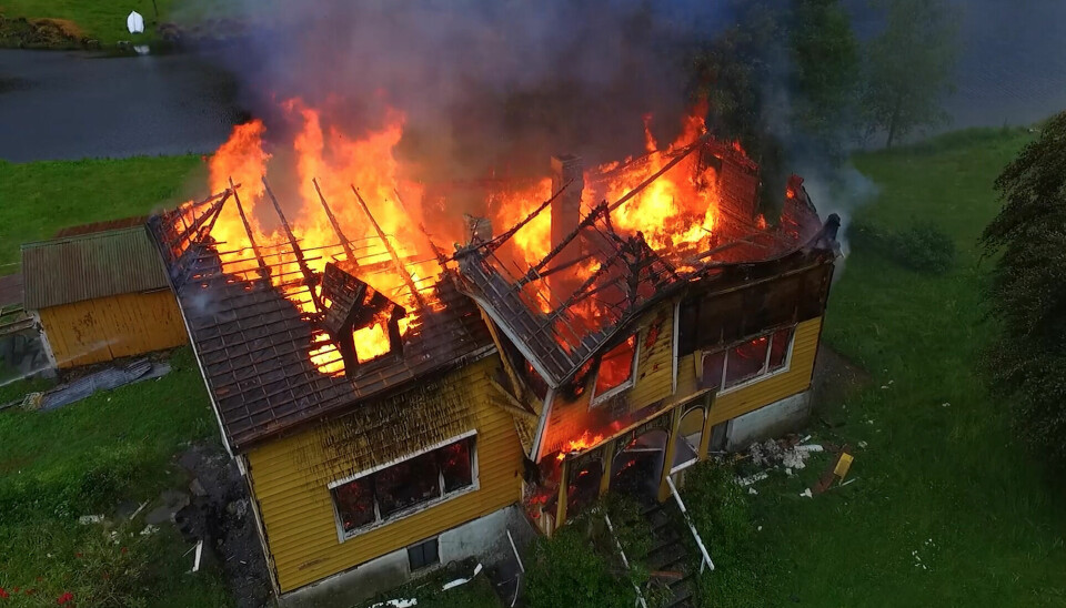 Resultat av brann i avfallskonteiner. Brannen i huset ble påsatt i samarbeid med Høyanger Brannvesen i forbindelse med brannøvelse. Det ble brukt en 660 liter avfallsdunk plassert inntil husveggen. Resultat av brann i avfallskonteiner. Brannen i huset ble påsatt i samarbeid med Høyanger Brannvesen i forbindelse med brannøvelse. Det ble brukt en 660 liter avfallsdunk plassert inntil husveggen.