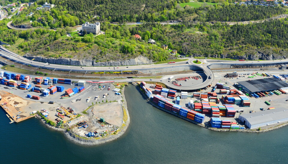 Flyfoto av Kongshavn Nord til høyre i bildet og Grønlia til venstre i bildet. Alnaelva renner ut mellom Grønlia og Kongshavn. Flyfoto av Kongshavn Nord til høyre i bildet og Grønlia til venstre i bildet. Alnaelva renner ut mellom Grønlia og Kongshavn.