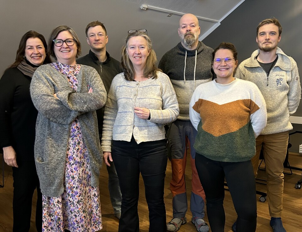 Deler av prosjektgruppa som reviderer byggeforskriften for Longyearbyen i 2024. Fra venstre: Anne Vera Skrivarhaug, Aina Iden Tveit, Rasmus Bøckmann, Marit Langen, Tom Schaug, Lillian Risvaag og Jostein Børve Hernes.